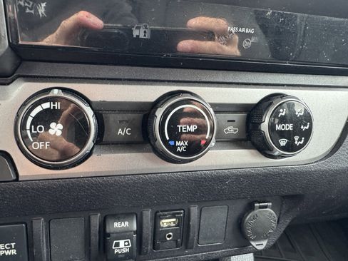 Certified 2018 Toyota Tacoma SR5 AWD/4WD image 26