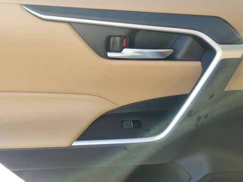 Used 2022 Toyota RAV4 XLE image 8