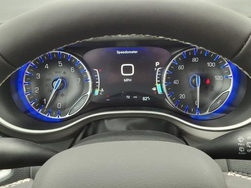 Used 2020 Chrysler Pacifica Touring-L FWD image 21