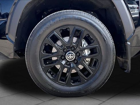 Used 2025 Toyota Tundra Limited AWD/4WD image 11