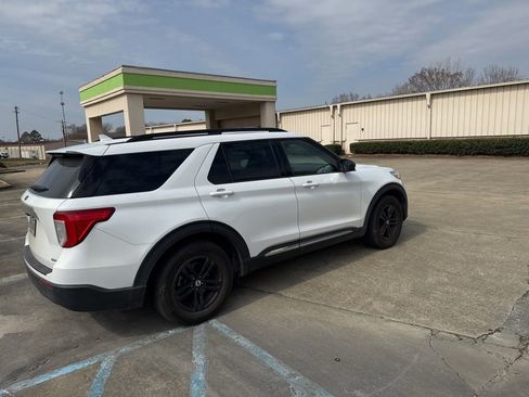 Used 2020 Ford Explorer XLT image 12