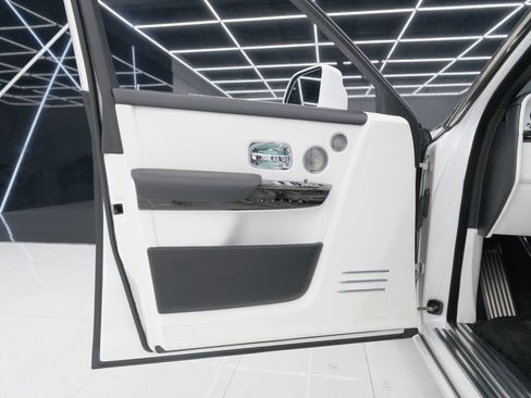 Used 2023 Rolls-Royce Phantom Sedan image 58