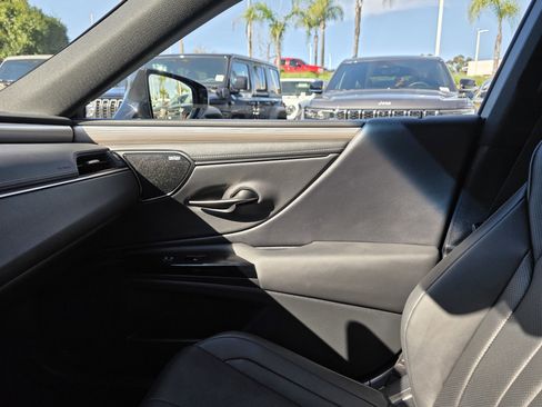 Used 2024 Lexus ES 300h F Sport image 18