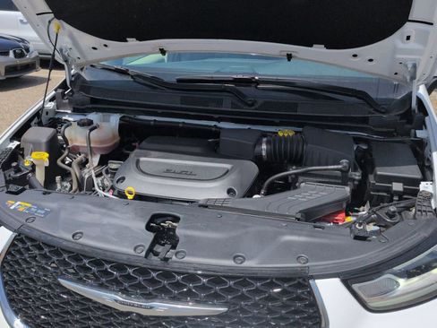 Used 2023 Chrysler Pacifica Touring-L FWD image 15
