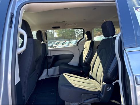 Used 2019 Chrysler Pacifica Touring Plus image 11