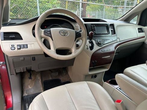 Used 2013 Toyota Sienna XLE AWD/4WD image 14