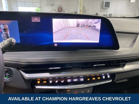Used 2024 Cadillac XT4 Premium Luxury w/ Cold Weather Package AWD/4WD image 19