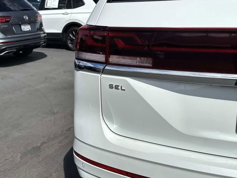 Certified 2025 Volkswagen Atlas SEL Premium R-Line image 5