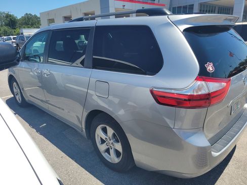 Used 2015 Toyota Sienna LE FWD image 5