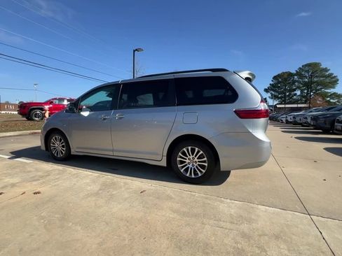 Used 2020 Toyota Sienna XLE image 4