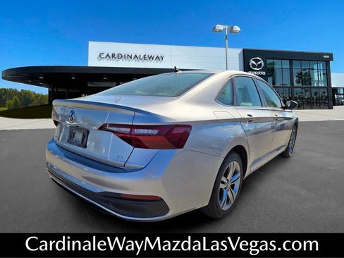 Used 2024 Volkswagen Jetta SE FWD image 4