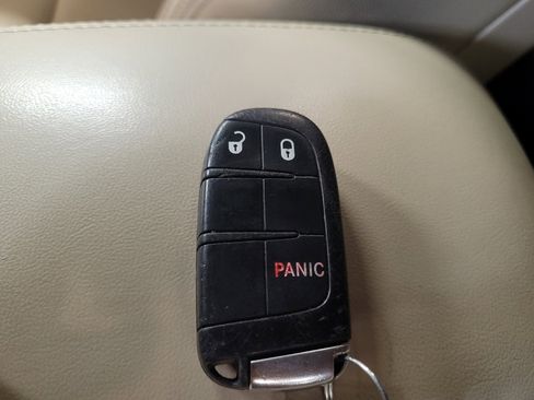 Used 2018 Jeep Grand Cherokee Laredo image 32