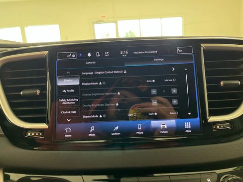 Used 2024 Chrysler Pacifica Touring-L FWD image 37