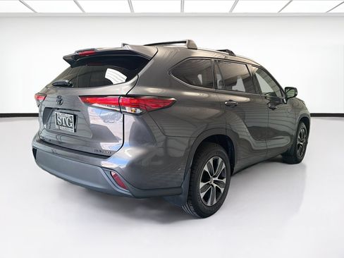 Used 2022 Toyota Highlander XLE AWD/4WD image 4