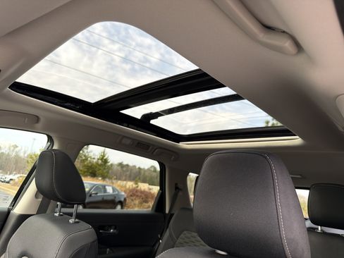 Used 2022 Nissan Pathfinder SV w/ SV Premium Package image 31