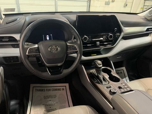Used 2023 Toyota Highlander Platinum image 4