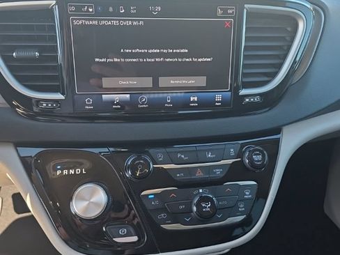 Used 2023 Chrysler Pacifica Touring-L FWD image 12