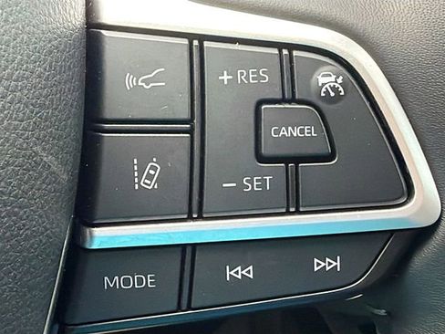 Used 2025 Toyota Highlander XLE image 38