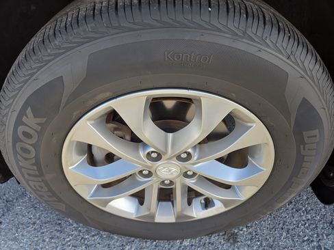 Used 2019 Hyundai Santa Fe SE image 12