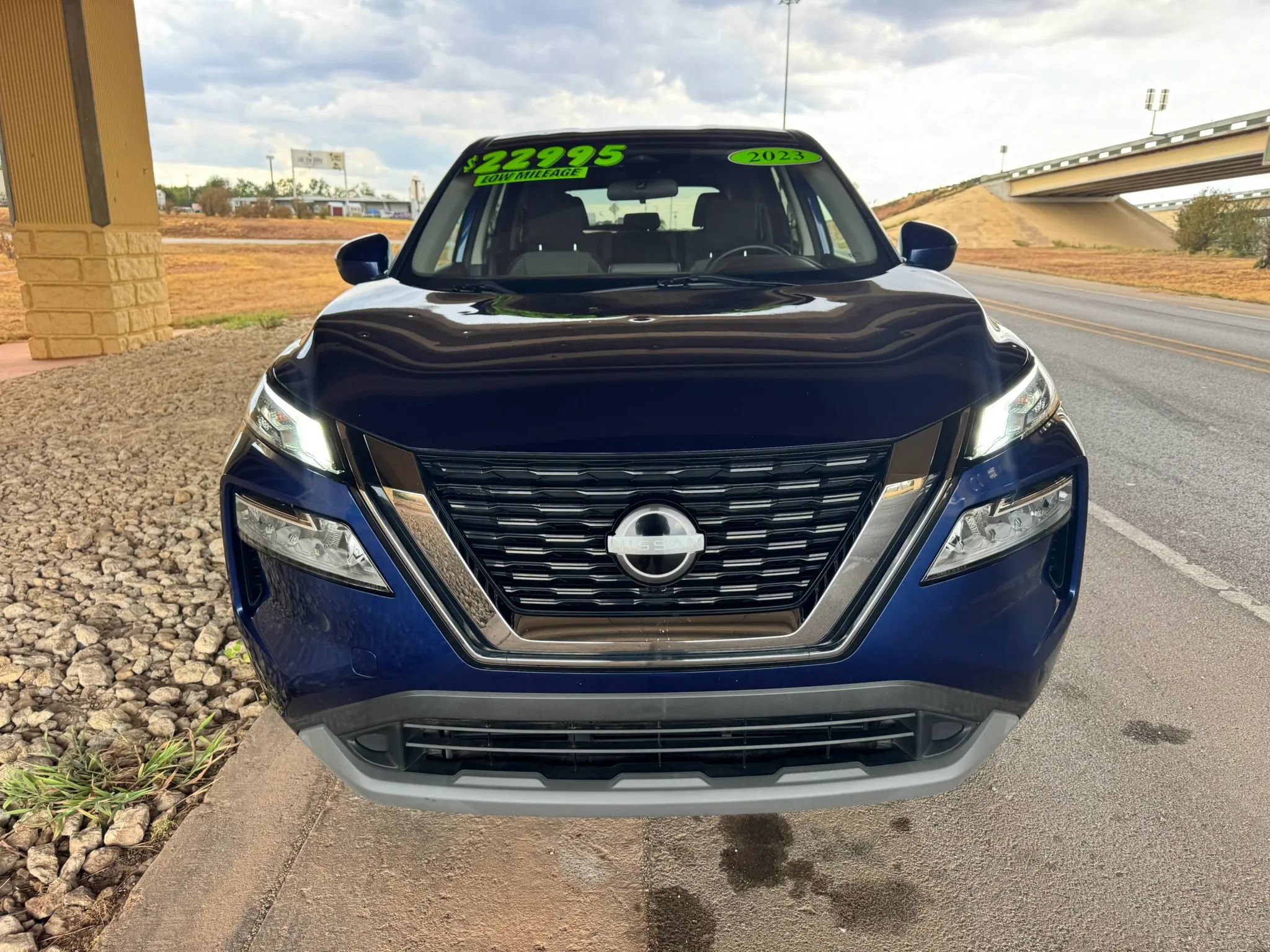 Used 2023 Nissan Rogue SV FWD image 8