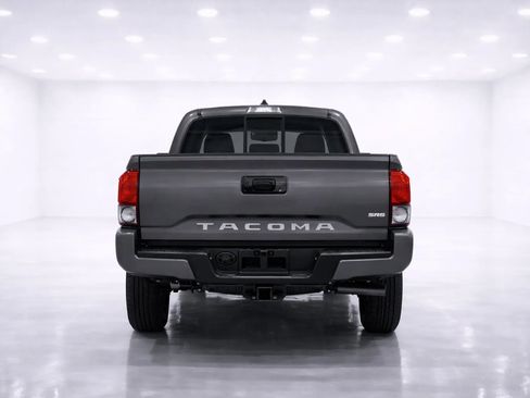 Used 2017 Toyota Tacoma SR5 AWD/4WD image 5