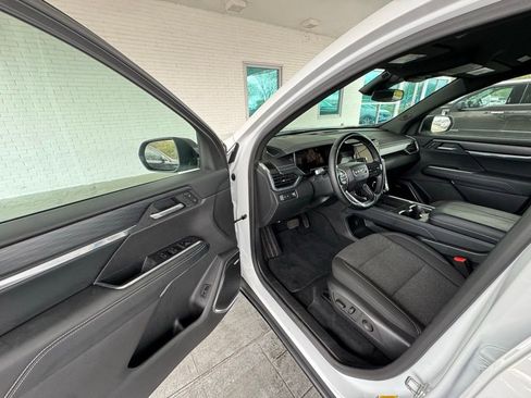 Used 2025 GMC Acadia Elevation image 11