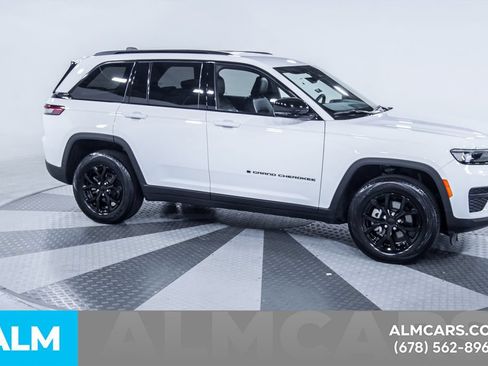 Used 2025 Jeep Grand Cherokee Altitude AWD/4WD image 10