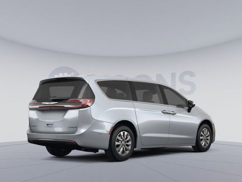 Used 2022 Chrysler Pacifica Touring-L FWD image 4