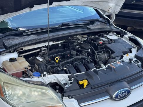 Used 2014 Ford Focus SE w/ SE Winter Package FWD image 12