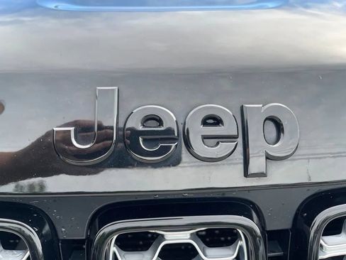 Used 2020 Jeep Grand Cherokee Altitude AWD/4WD image 11