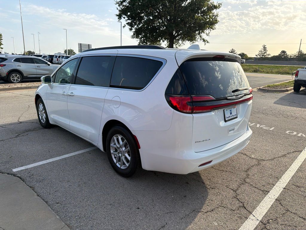 Used 2022 Chrysler Pacifica Touring-L FWD image 5
