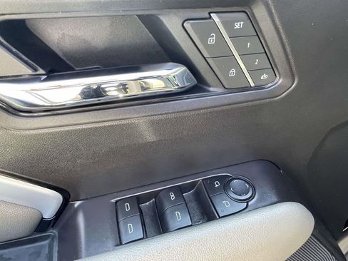 Used 2025 Chevrolet Colorado ZR2 w/ Technology Package AWD/4WD image 16