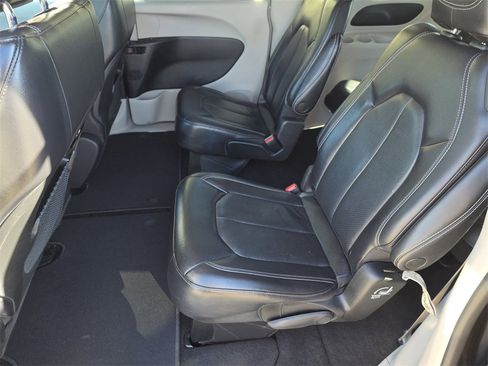 Used 2022 Chrysler Pacifica Touring-L image 15