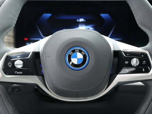Used 2023 BMW i7 xDrive60 AWD/4WD image 25