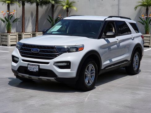 Used 2022 Ford Explorer XLT w/ Equipment Group 202A AWD/4WD image 3