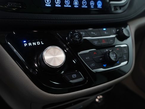 Used 2017 Chrysler Pacifica Limited image 24