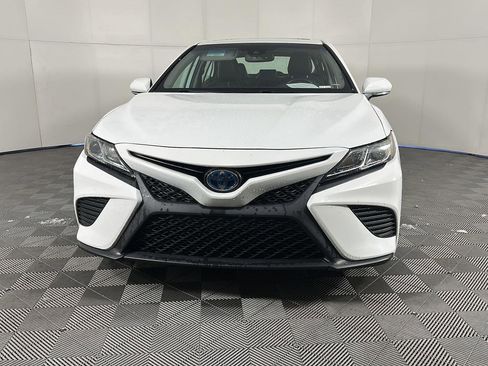 Used 2020 Toyota Camry SE w/ Sunroof Package image 2