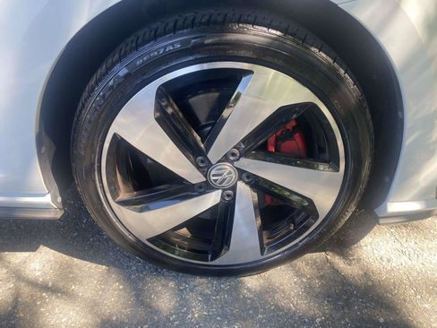 Used 2019 Volkswagen GTI SE FWD image 32