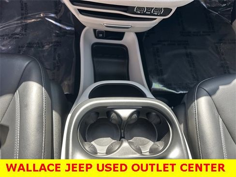 Certified 2023 Chrysler Pacifica Touring-L image 21