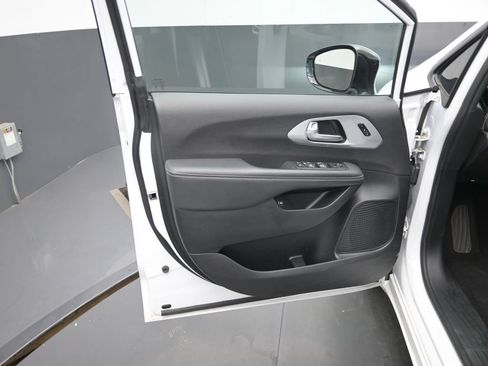 Used 2024 Chrysler Pacifica Limited FWD image 18