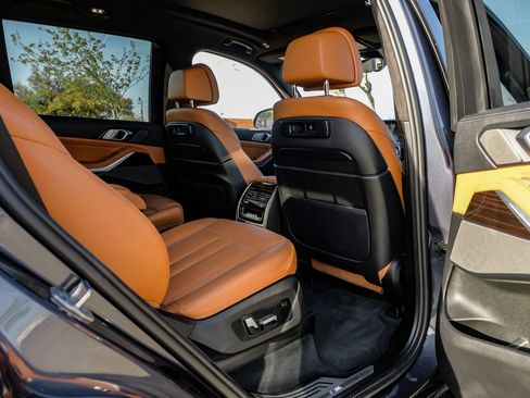 Used 2021 BMW X7 M50i w/ Executive Package image 40