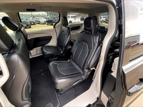 Used 2024 Chrysler Pacifica Touring-L FWD image 25