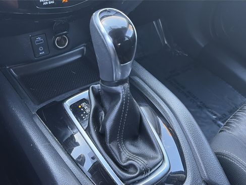 Used 2017 Nissan Rogue SV FWD image 18