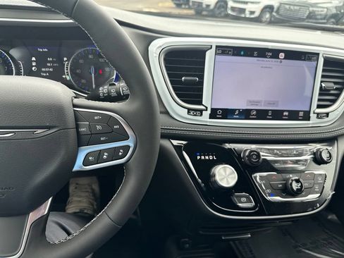 New 2027 Chrysler Pacifica Select AWD/4WD image 30