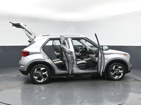 Used 2023 Hyundai Venue SEL image 29