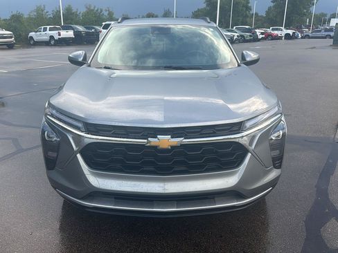 Used 2025 Chevrolet Trax LT w/ LT Convenience Package FWD image 8