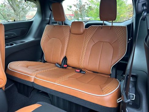 New 2026 Chrysler Pacifica Pinnacle AWD/4WD image 27