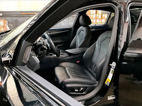 Used 2023 BMW 530e xDrive w/ Executive Package image 27