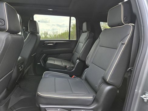 New 2026 Chevrolet Suburban Premier w/ Sun And Tow Package AWD/4WD image 18