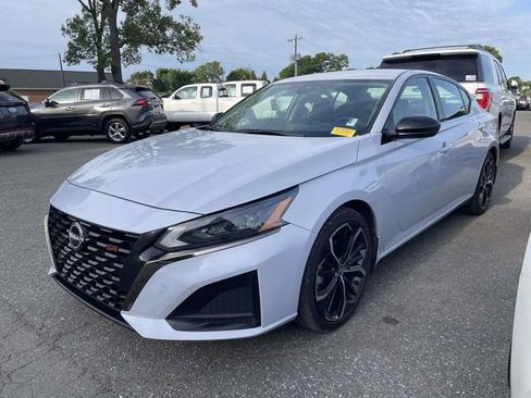 Used 2023 Nissan Altima 2.5 SR FWD image 3